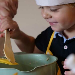photo d'un enfant qui fait de la pâtisserie